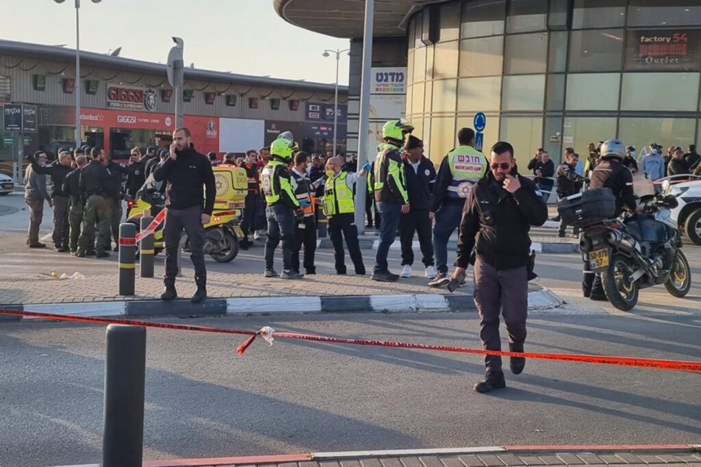 4 killed, 2 wounded in grotesque terror attack - Magen David Adom