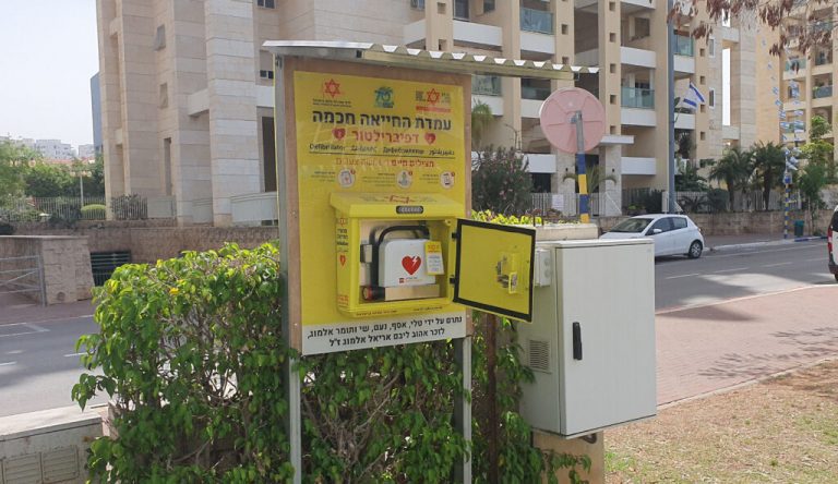 Defibrillators Save 4 Lives in One Hour
