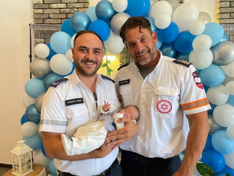 Performing CPR on newborn, paramedic vows to attend brit.